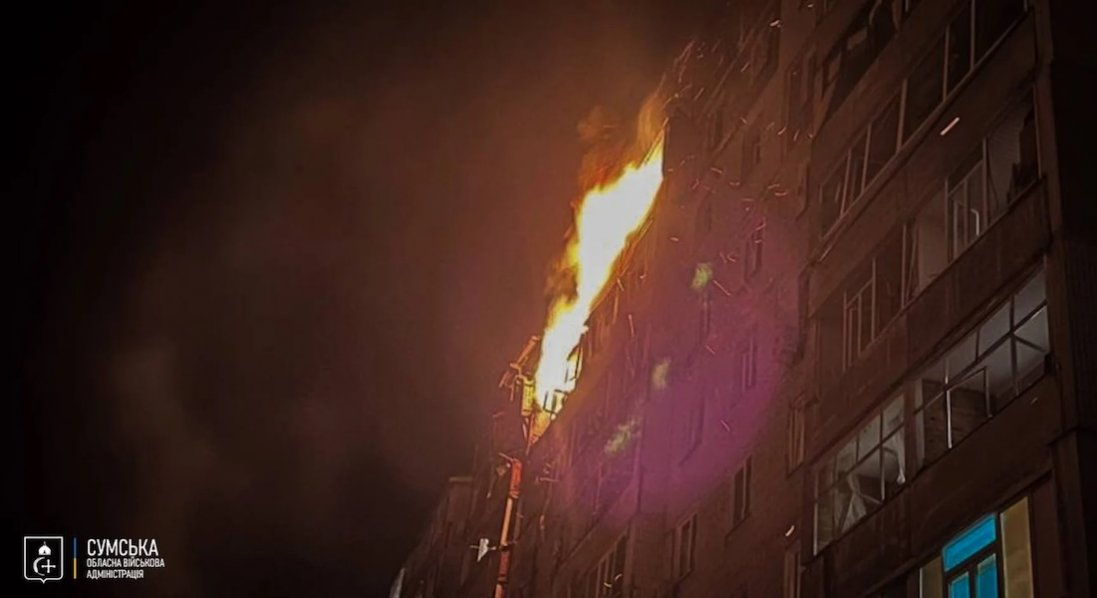 росія завдала удару по багатоповерхівці у Сумах