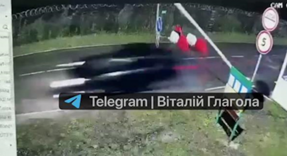 На Закарпатті мобілізований адвокат втік в Угорщину, протаранивши шлагбауми