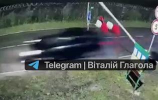 На Закарпатті мобілізований адвокат втік в Угорщину, протаранивши шлагбауми