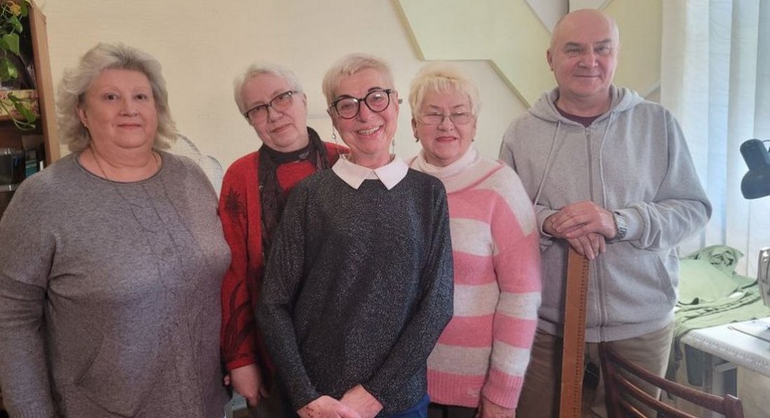 У Луцьку волонтери шиють одяг для військових у квартирі