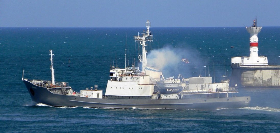 У Севастополі горів військовий корабель рф