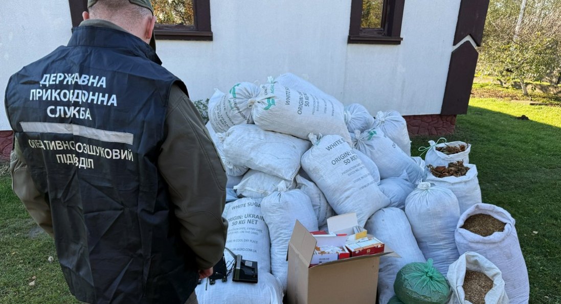 На Волині викрили масштабний тютюновий бізнес: вилучили майже тонну сировини та готових цигарок