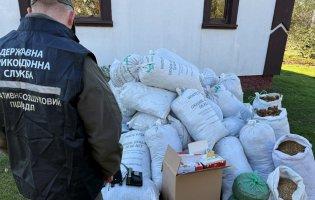 На Волині викрили масштабний тютюновий бізнес: вилучили майже тонну сировини та готових цигарок