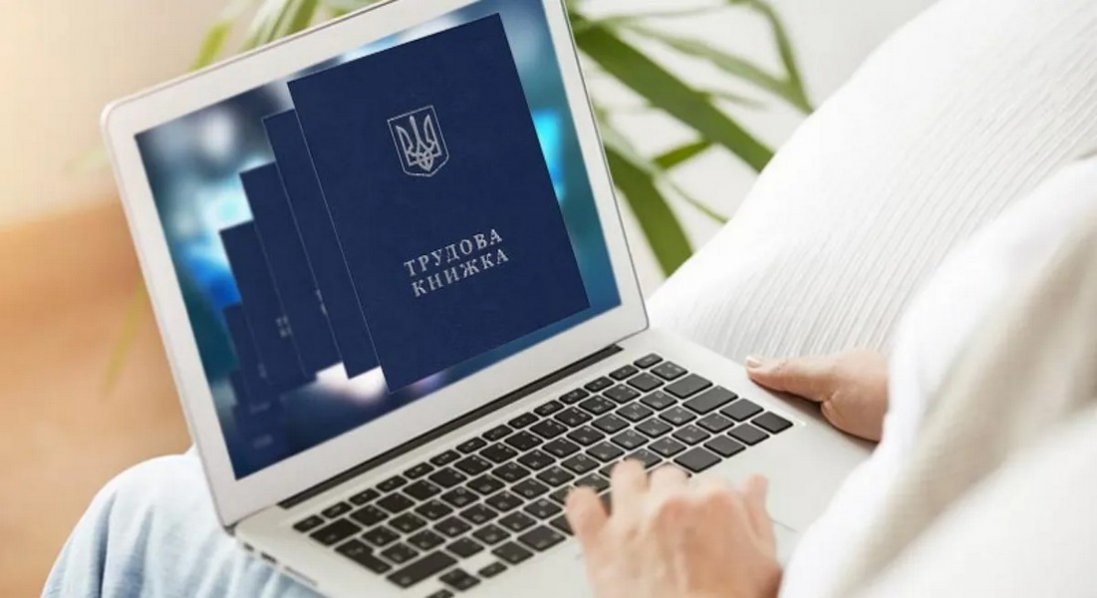 Паперові трудові книжки скоро будуть недійсними: чи треба їх міняти і що буде з пенсіями?