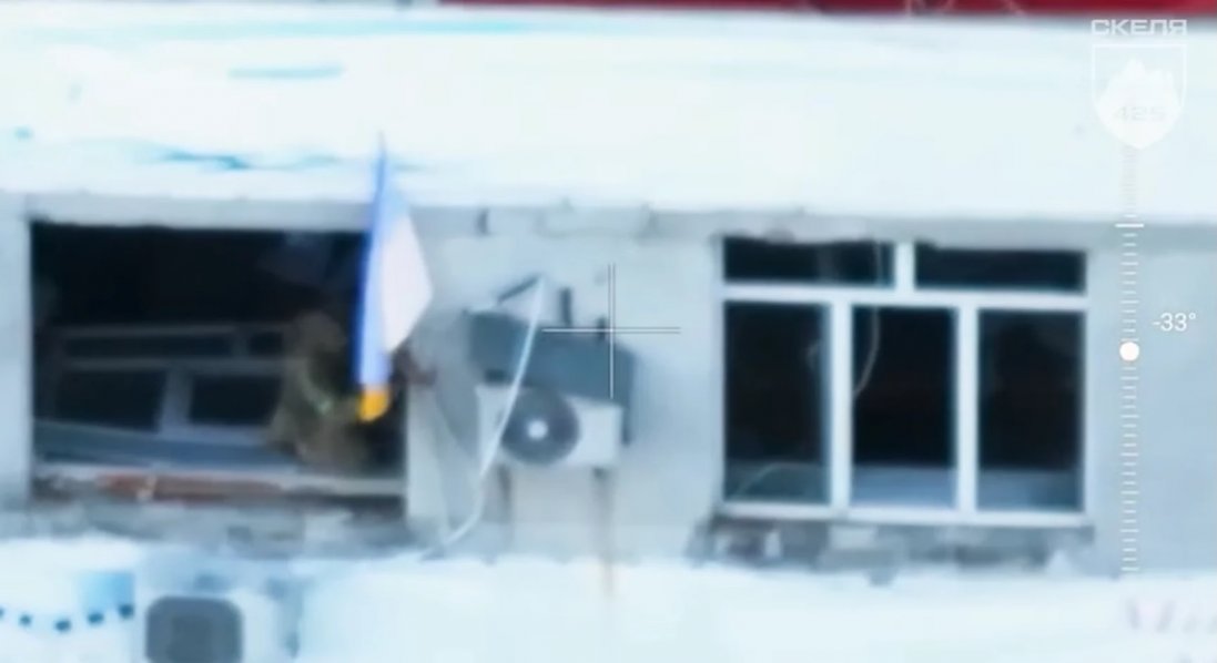 На будівлю міської ради в Покровську повернули український прапор