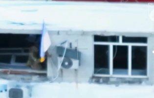 На будівлю міської ради в Покровську повернули український прапор