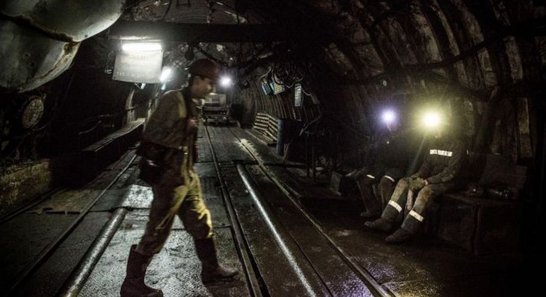 Майже 2600 гірників під землею: на Дніпропетровщині росія знеструмила шахти