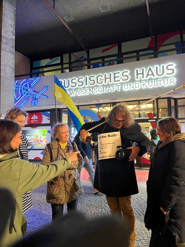 Німці вмикають Гімн України під російським домом у Берліні