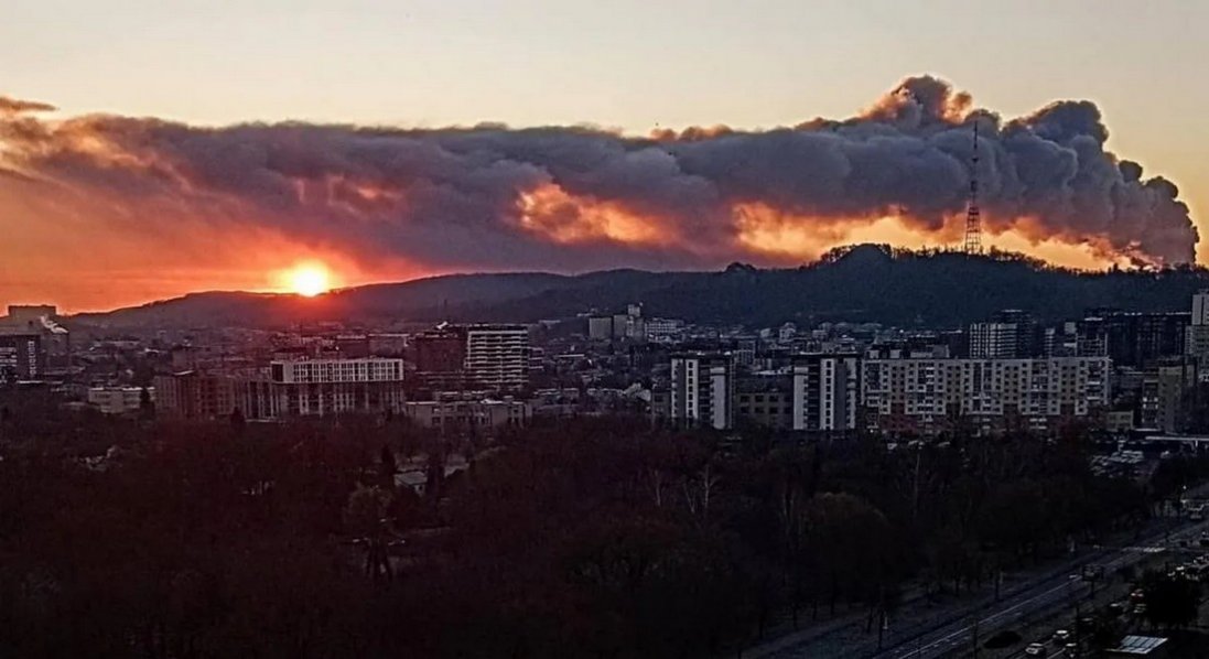 Атака рф по Львову: знищені 900 посилок у відділенні «Укрпошти»
