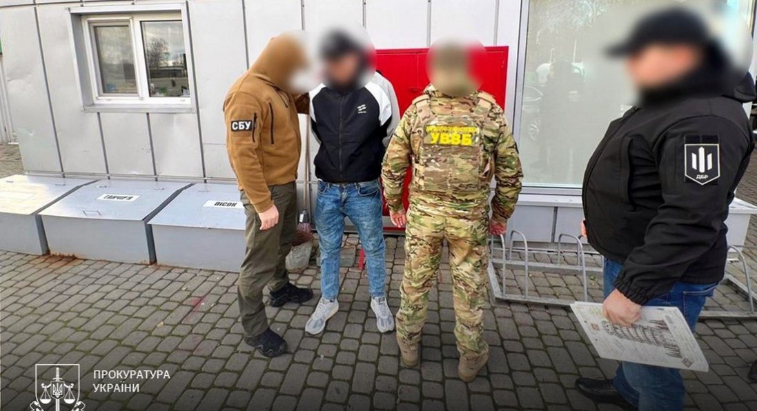 Допомагав переправляти дронами контрабандні цигарки до Польщі: на Волині затримали прикордонника