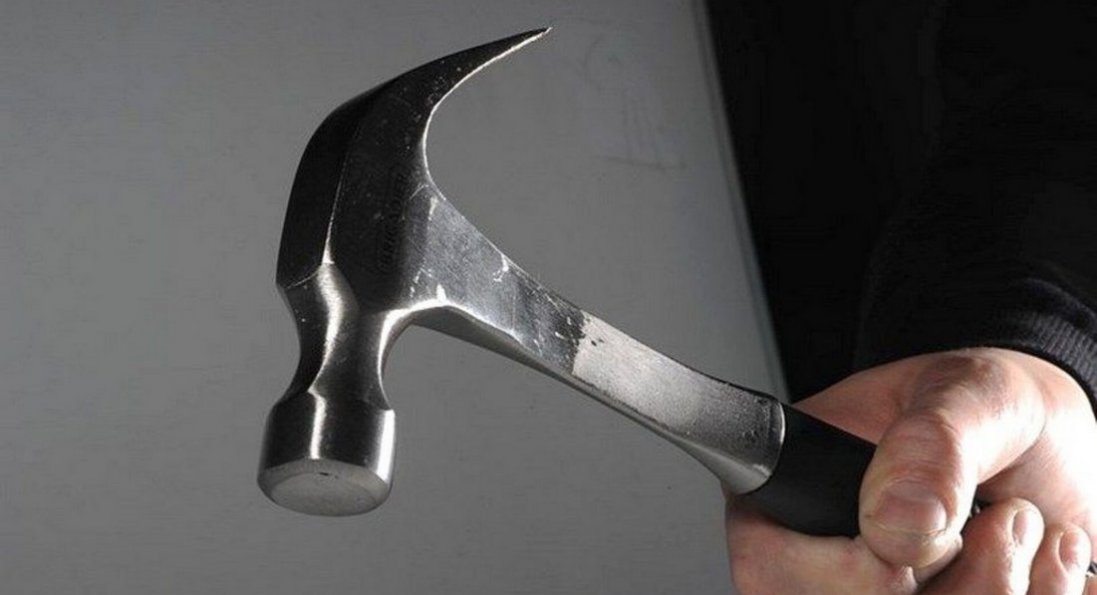 Лучанин забив матір молотком