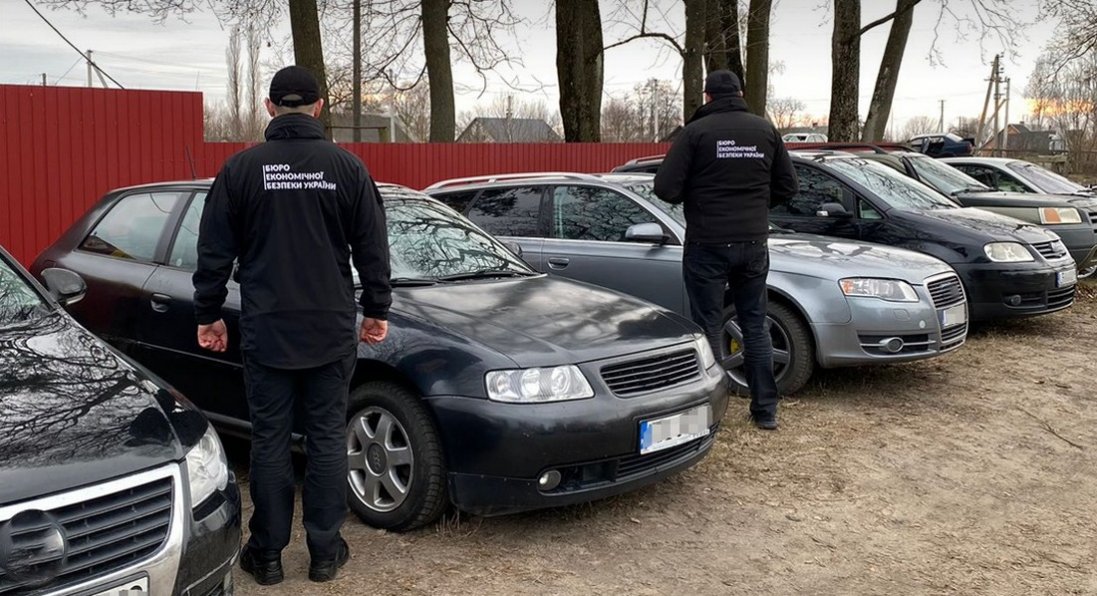 На Волині судять жителів Рівненщини, які ввозили авто під виглядом гумдопомоги для ЗСУ та продавали