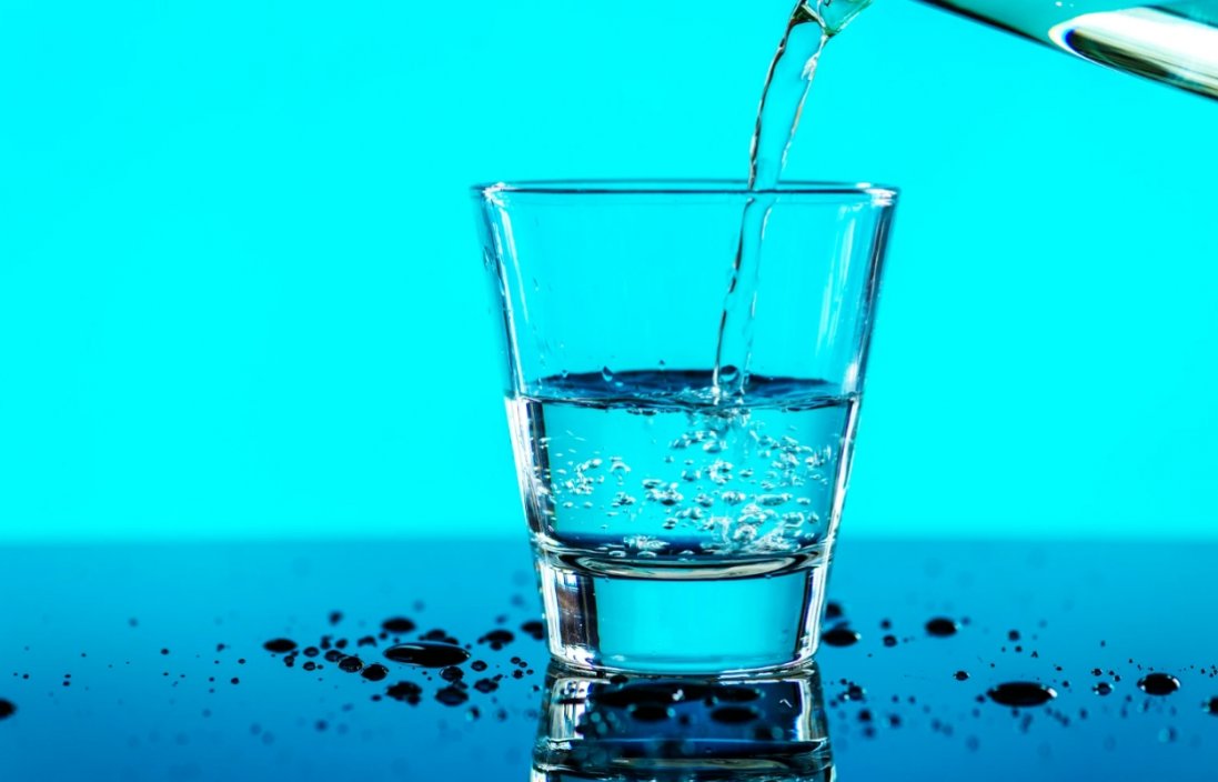 Чому організм затримує воду: головні причини та як їх усунути