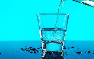 Чому організм затримує воду: головні причини та як їх усунути