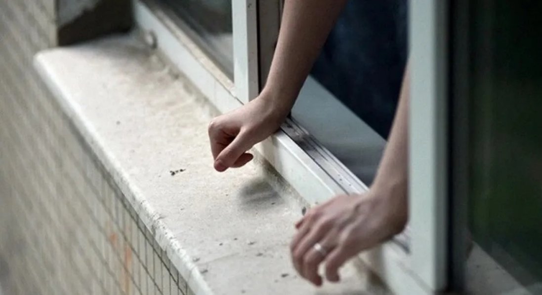 На Сумщині 13-річна дівчинка випала з вікна сьомого поверху