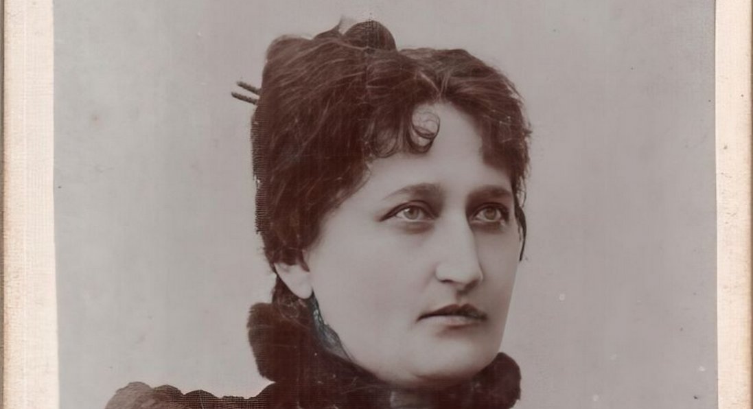 Коли у 27 років вона овдовіла, то відрізала свої коси і поклала чоловікові в труну