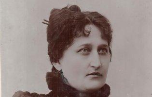 Коли у 27 років вона овдовіла, то відрізала свої коси і поклала чоловікові в труну