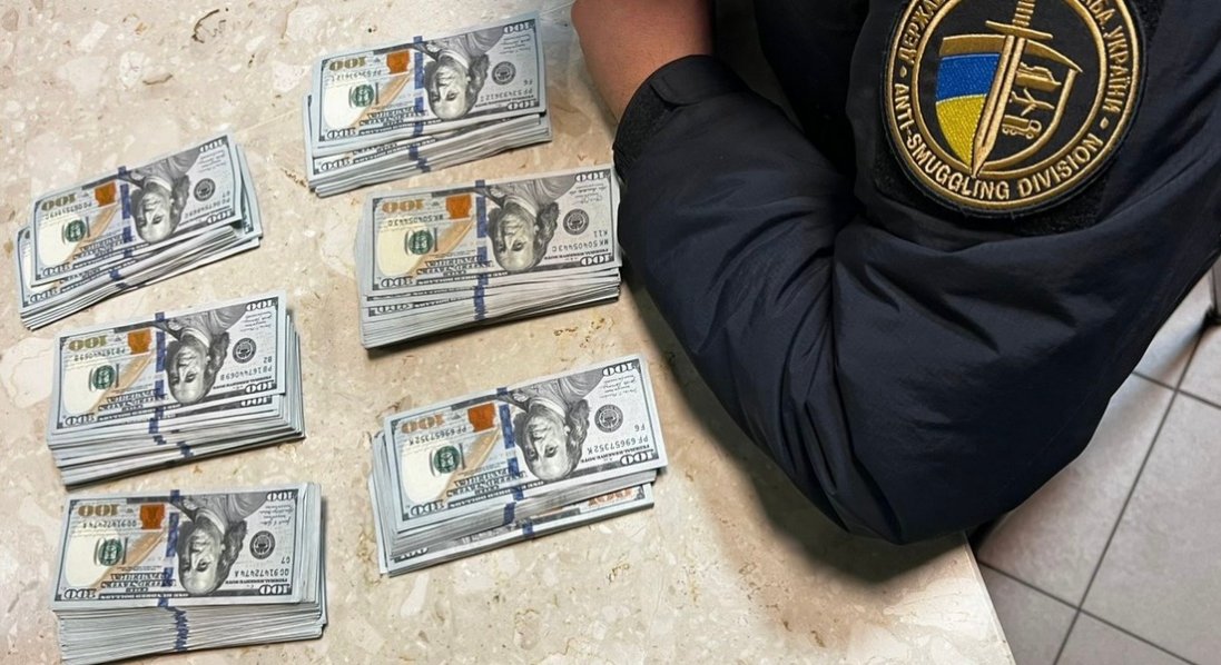 На  «Устилузв» подружжя намагалось вивезти готівкову валюту, обсяг якої перевищував дозволений ліміт на майже 2,2 млн