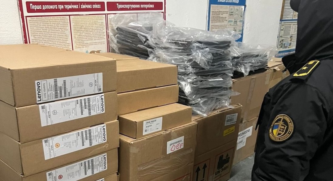Волинянин незаконно хотів ввезти вживані ноутбуки на мільйон гривень