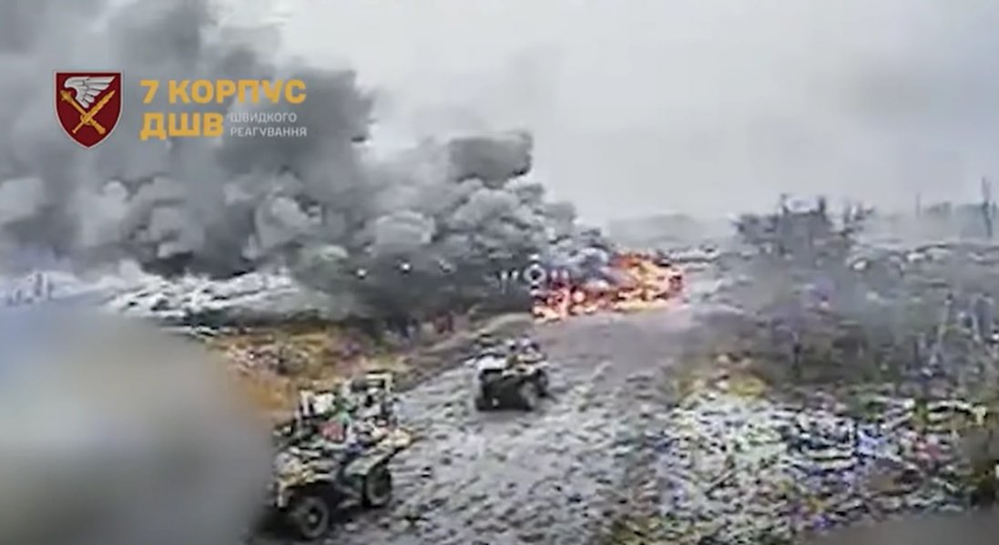 росіяни штурмують Покровськ колонами техніки