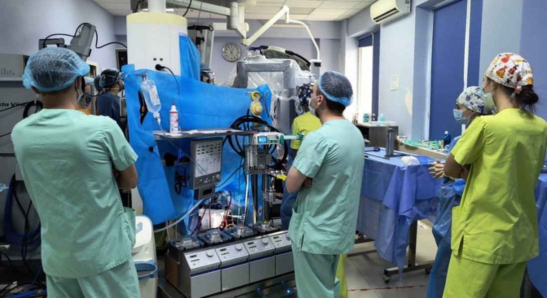 Волинянці медики видалили пухлину серця роботом