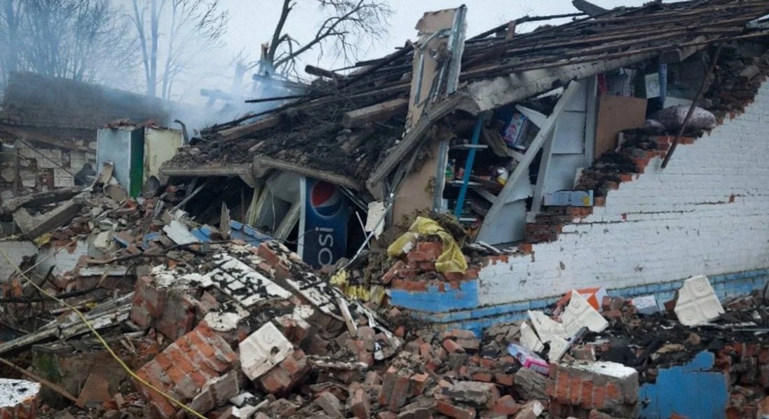 На Сумщині росіяни вдарили авіабомбою по магазину: є загиблі