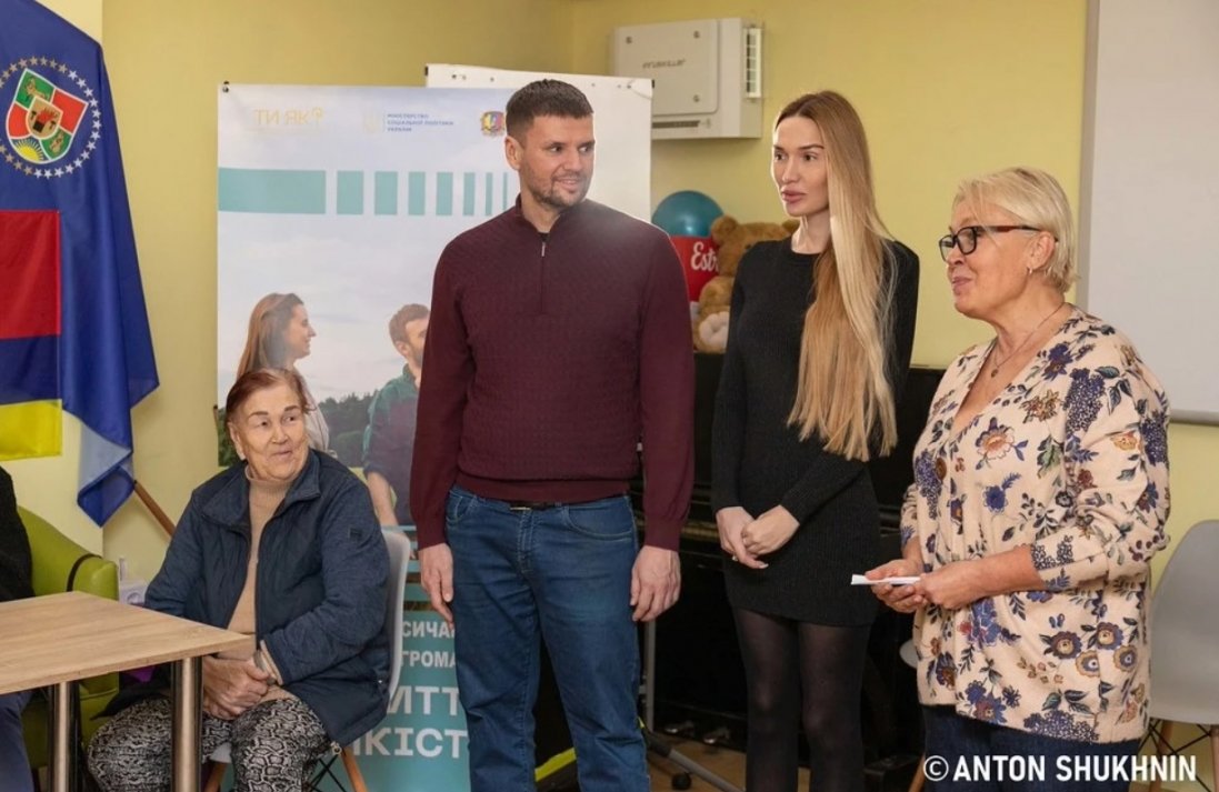 Літні переселенці з Луганщини отримають смартфони: Domino Foundation підтримує тих, хто найбільше потребує зв’язку