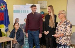 Літні переселенці з Луганщини отримають смартфони: Domino Foundation підтримує тих, хто найбільше потребує зв’язку