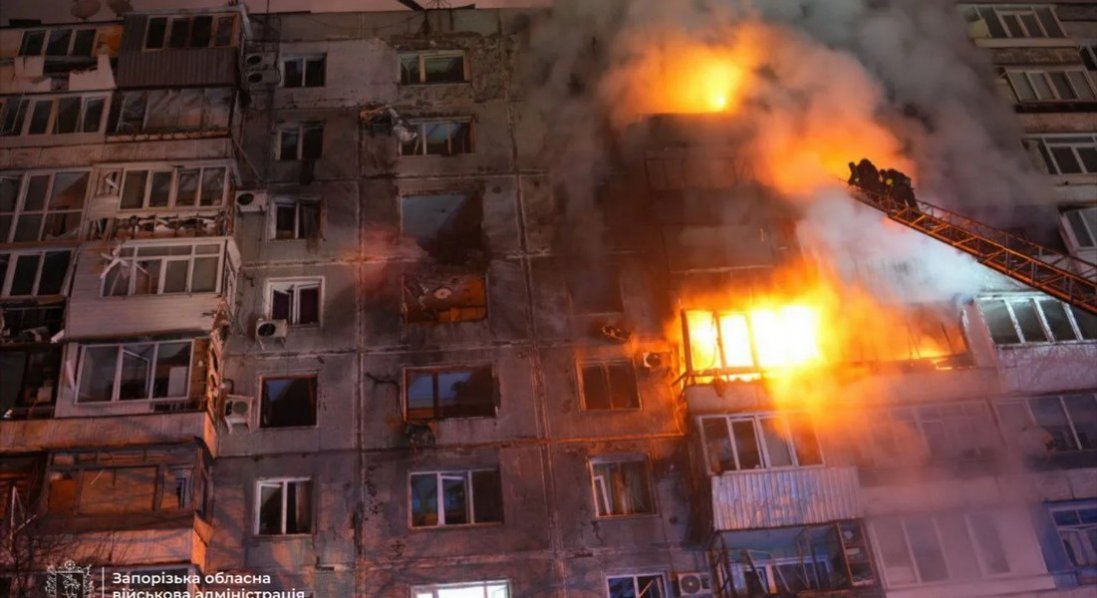 У Запоріжжі росія вдарила по багатоповерхівці