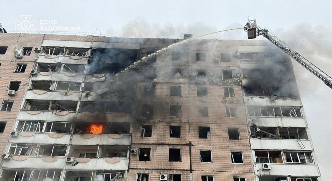 росіяни вдарили КАБами по багатоповерхівці у Запоріжжі