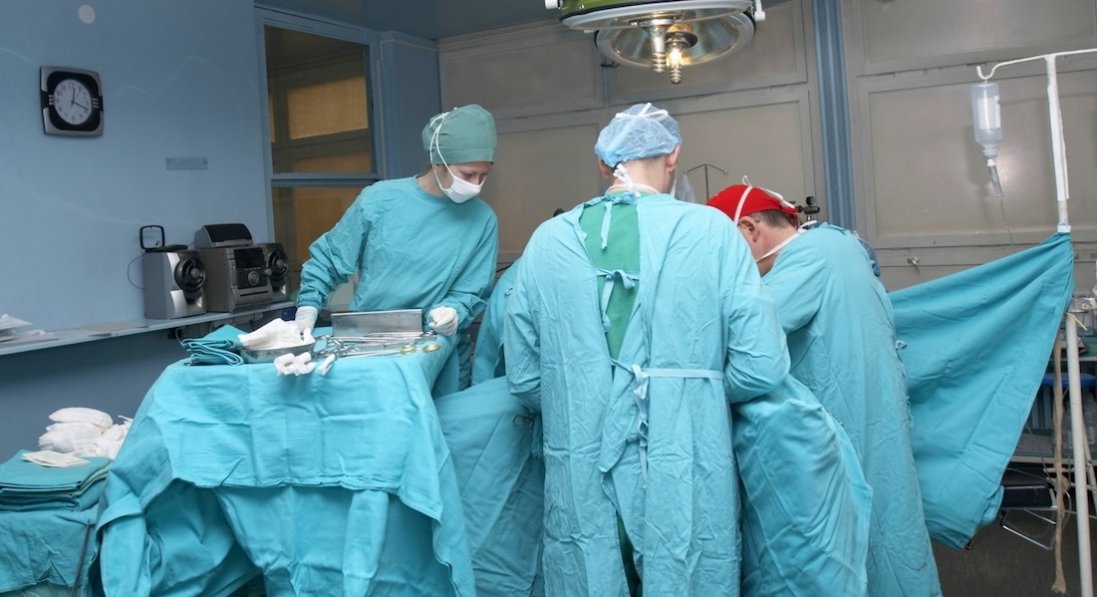 На Волині лікарі видалили понад 30 доброякісних пухлин пацієнту