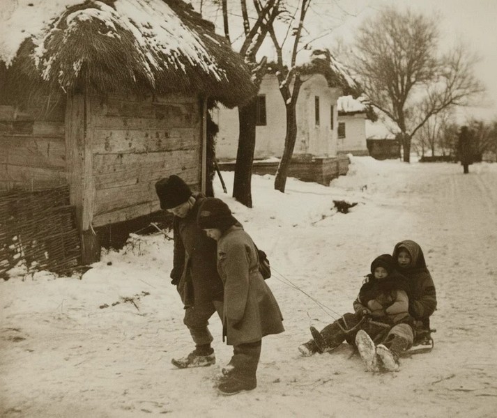 Зимові розваги дітей, Волинь, 1910-ті.