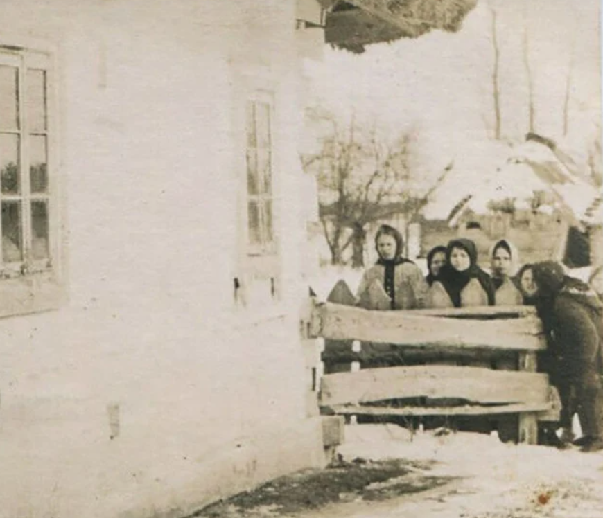 Колядники біля хати, село Секунь на Волині, 1916 рік.