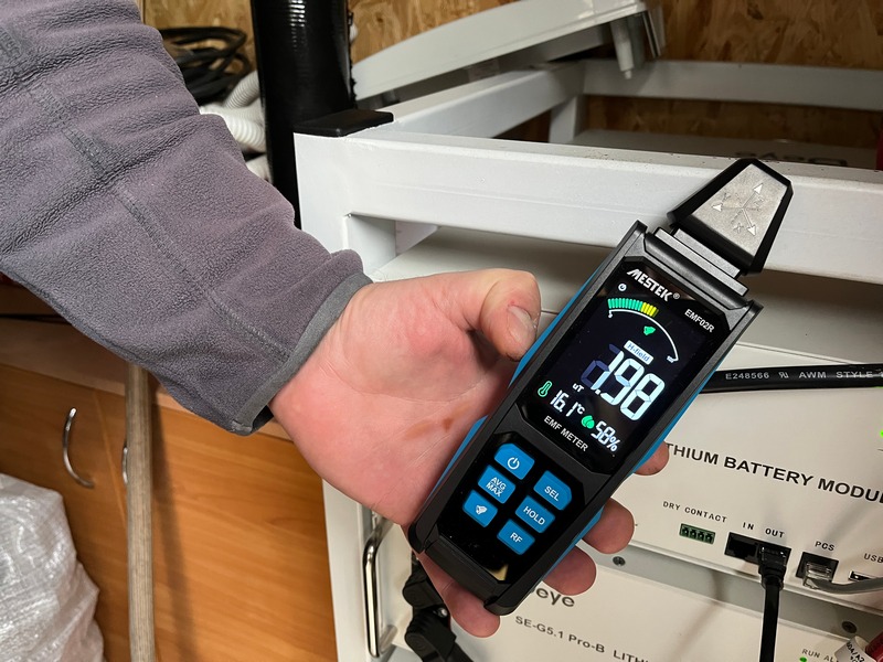 Біля батареї магнітне поле &ndash; майже 2 мікротесли