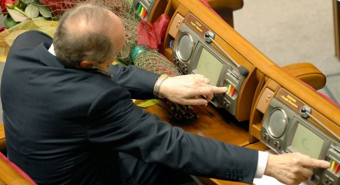 Сума хабара залежала від кількості «правильних» голосувань: п'ятьом нардепам оголосили підозри