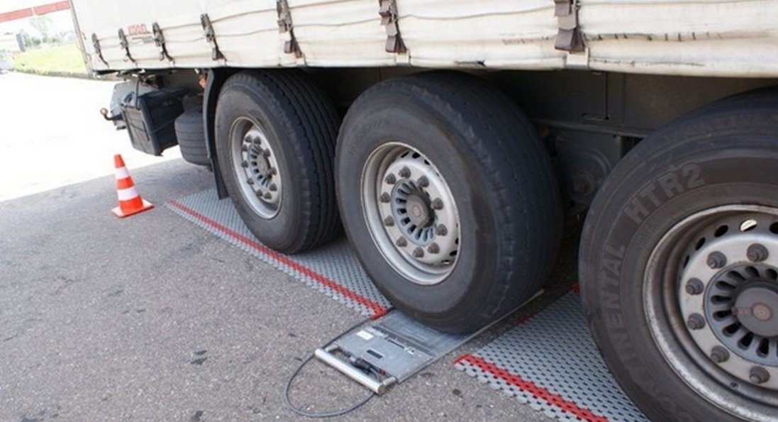 На Волині водія змусили розвантажити фуру