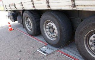 На Волині водія змусили розвантажити фуру