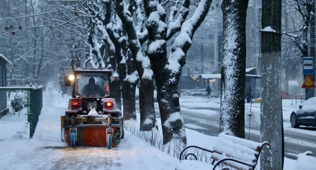 Як на дорогах Волині працює прибиральна техніка