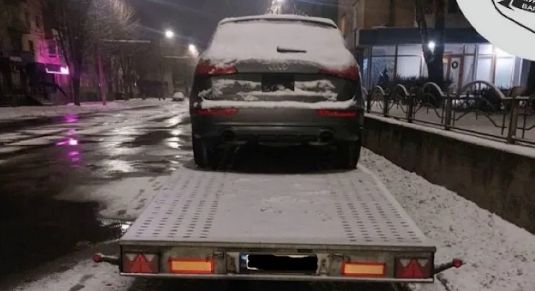 У Луцьку залишені на узбіччях авто заважають прибирати сніг