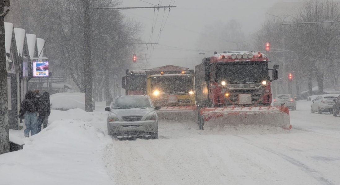 Снігопад на Волині та Рівненщині: на дорогах обмежили рух для вантажівок