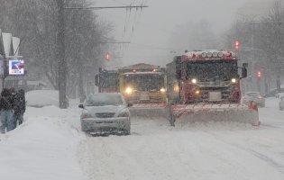 Снігопад на Волині та Рівненщині: на дорогах обмежили рух для вантажівок