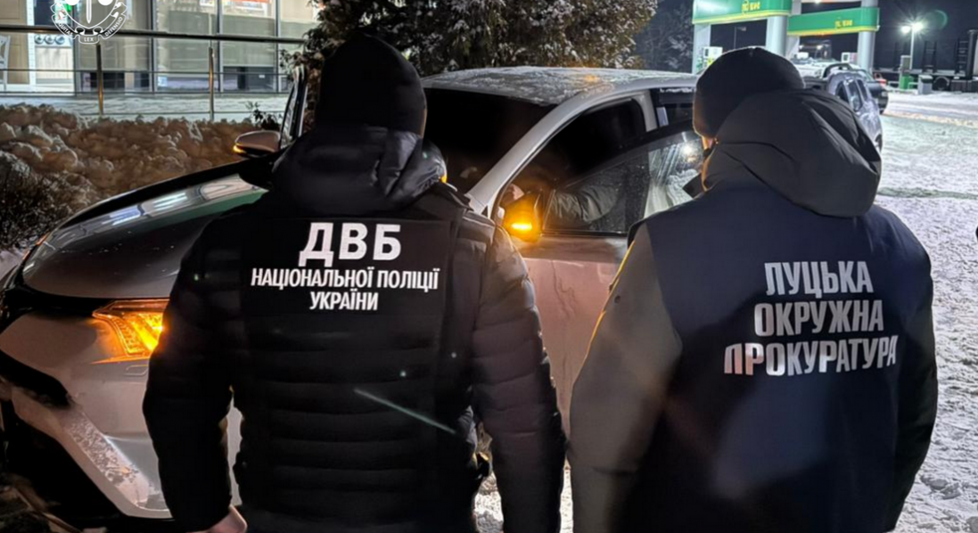 «Вирішував питання» у сервісному центрі МВС на Волині: жителю Рівненщини повідомили про підозру