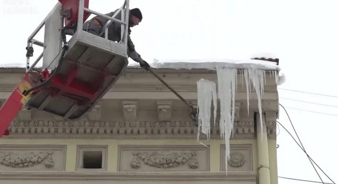 У Львові бурулька пробила голову 20-річному юнаку: він у комі