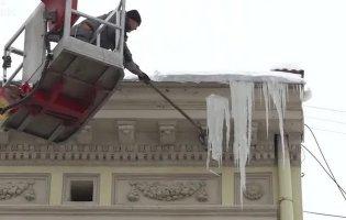 У Львові бурулька пробила голову 20-річному юнаку: він у комі