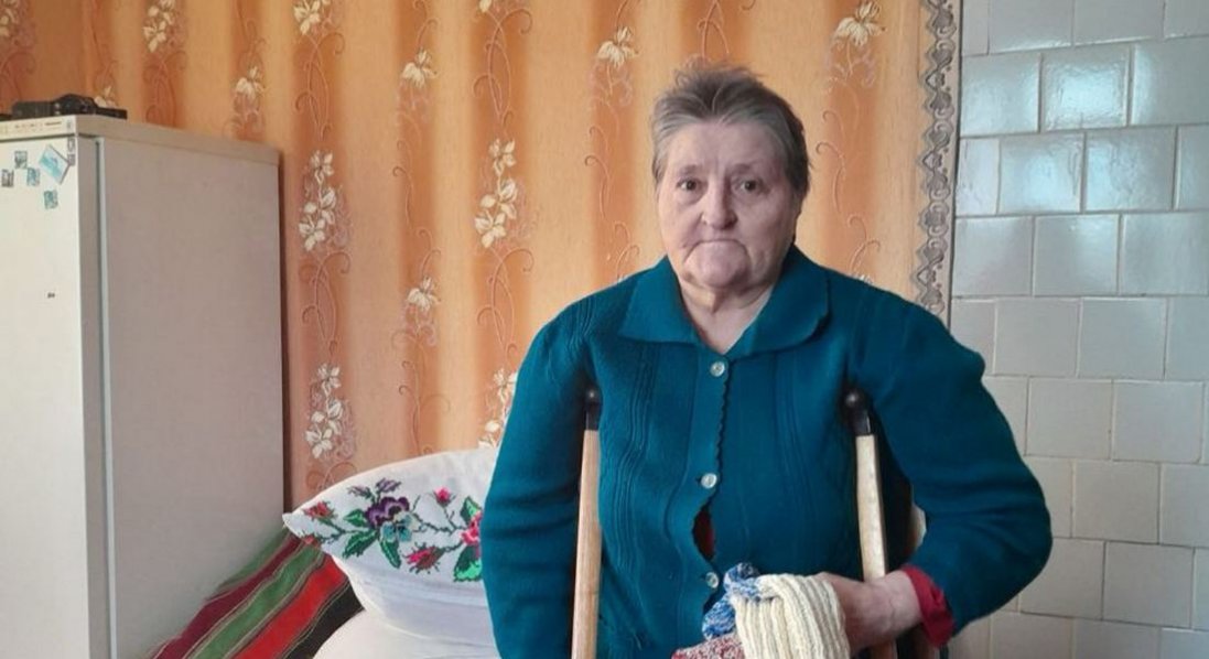 Онкохвора вже не може сидіти, тому шкарпетки бійцям в’яже лежачи