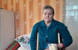 Онкохвора вже не може сидіти, тому шкарпетки бійцям в’яже лежачи