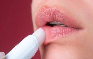 Чому взимку тріскають губи і лущиться шкіра на руках