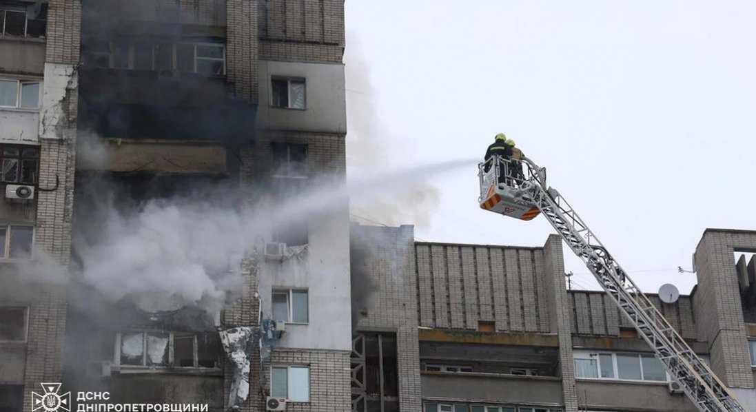 росіяни поцілили по багатоповерхівці у Дніпрі