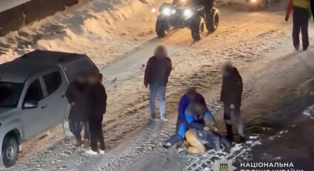 На Тернопільщині чоловіки побили військового: їм оголосили підозри