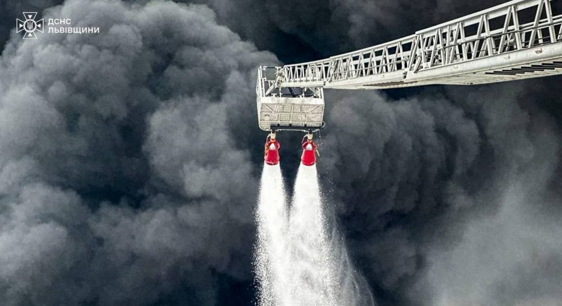 На Львівщині після атаки рф загорілися нафтопродукти